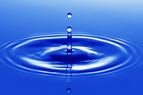water_drop_causing_a_ripple